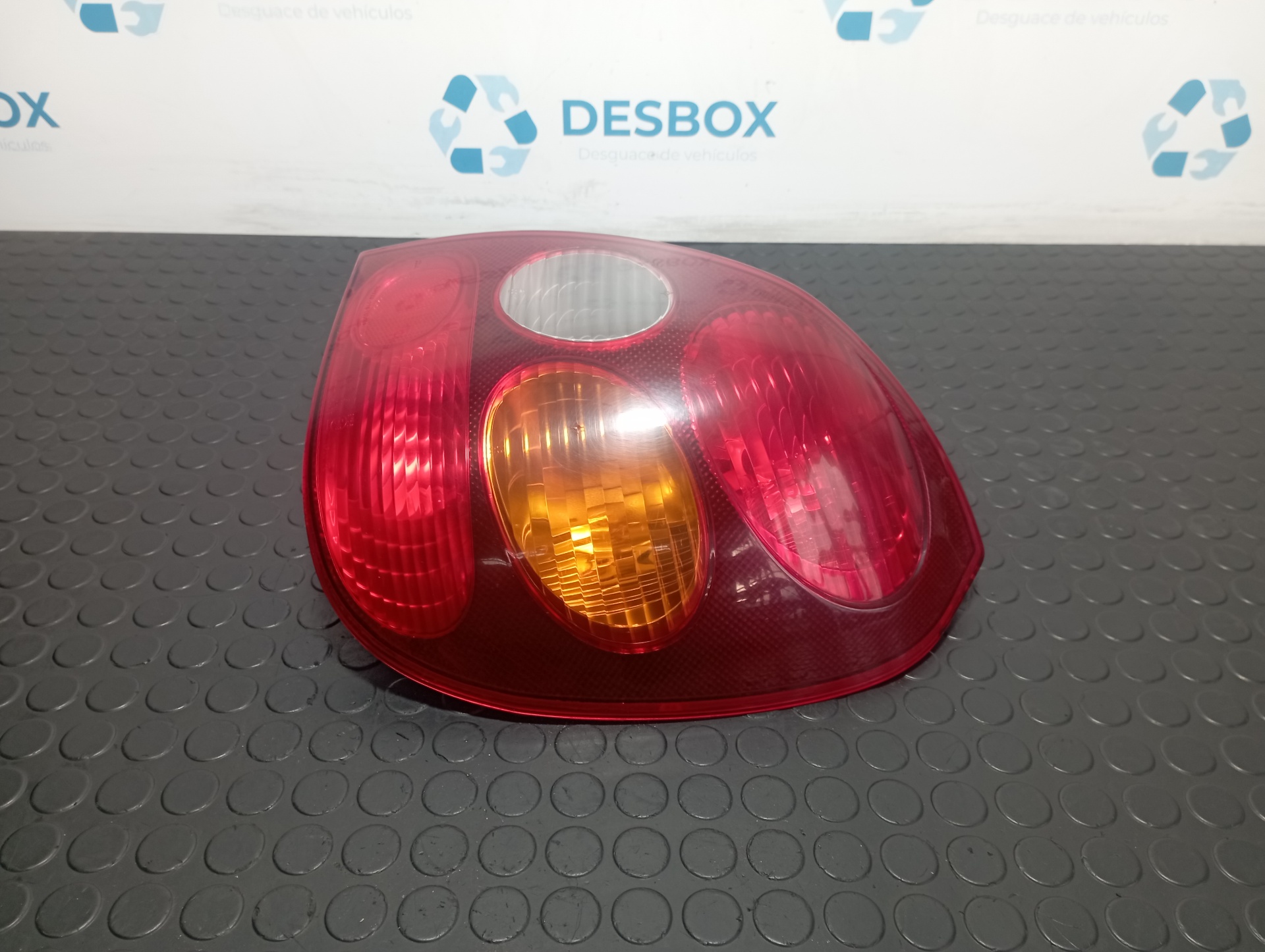 PILOTO TRASERO DERECHO TOYOTA COROLLA (E11) - vista 4