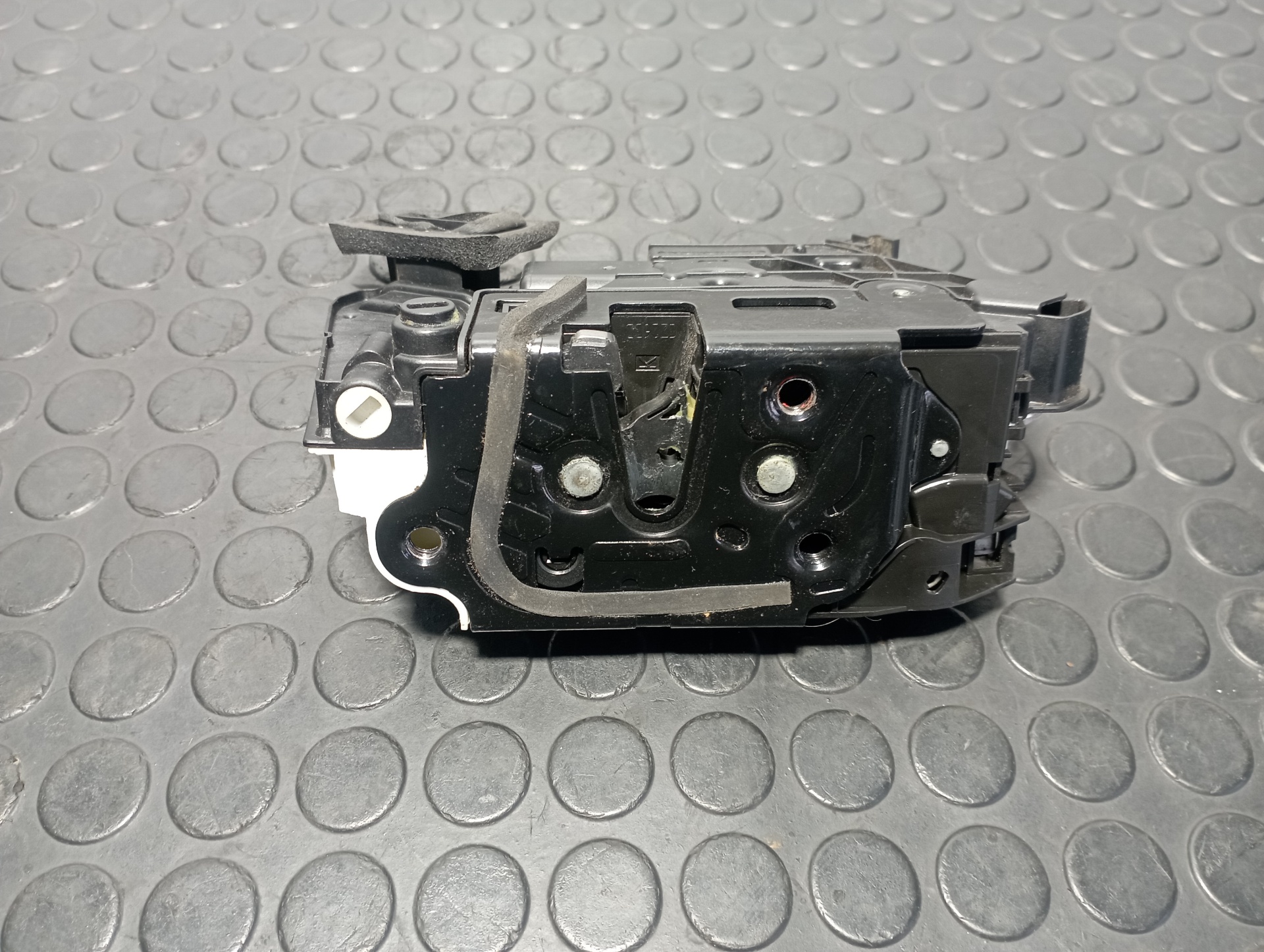 CERRADURA PUERTA TRASERA IZQUIERDA VOLKSWAGEN GOLF VII LIM. - vista 2