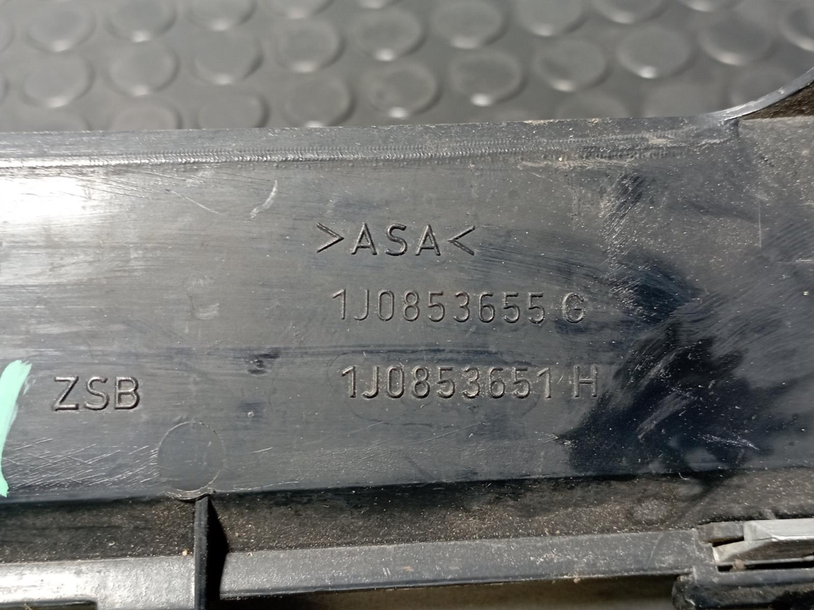 REJILLA DELANTERA VOLKSWAGEN GOLF IV BERLINA (1J1) - vista 2