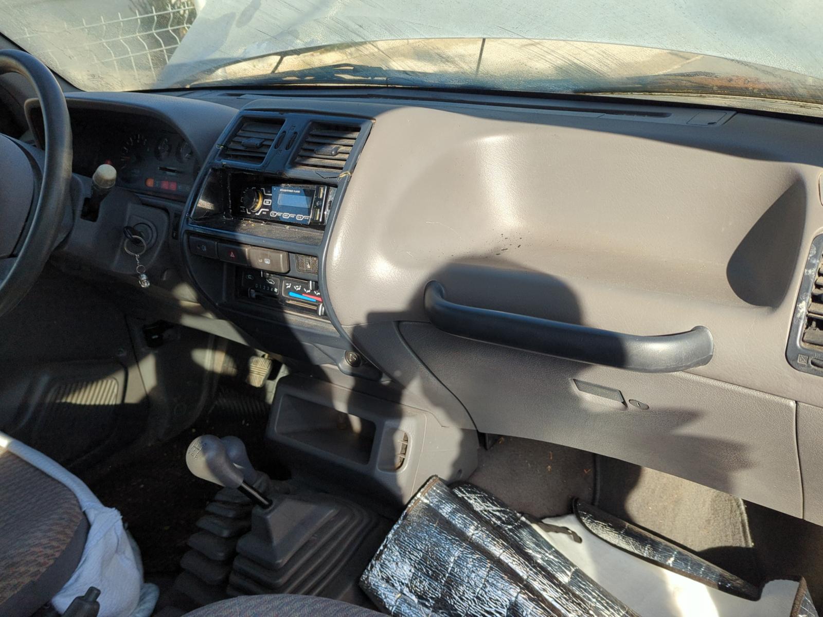 PILOTO TRASERO IZQUIERDO PARAGOLPES NISSAN TERRANO II - vista 12