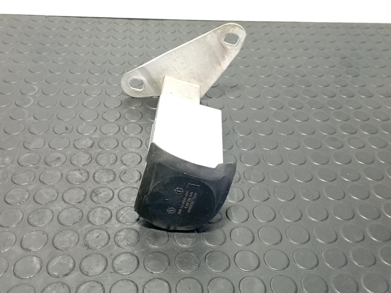 PUNTERA PARAGOLPES TRASERA IZQUIERDA AUDI A4 BERLINA (B5) - vista 4