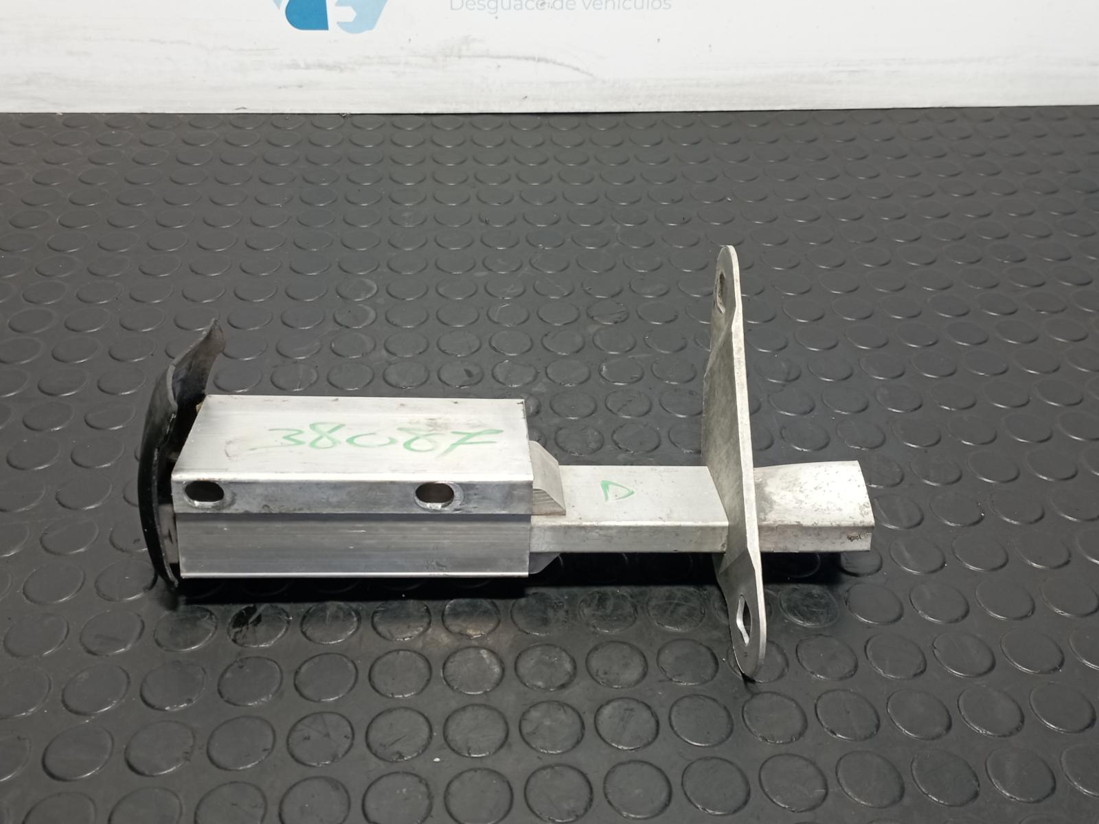 PUNTERA PARAGOLPES TRASERA DERECHA