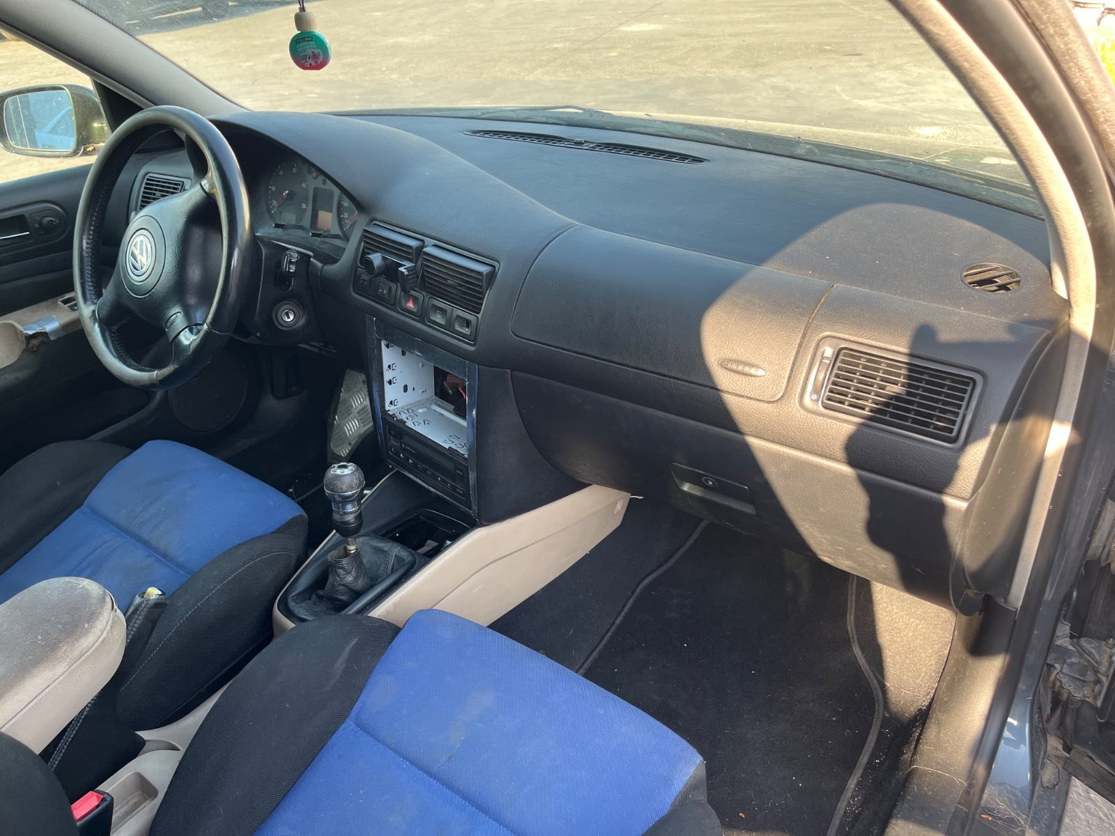 CONDENSADOR / RADIADOR  AIRE ACONDICIONADO VOLKSWAGEN GOLF IV BERLINA (1J1) - recambio desguace - vista 9