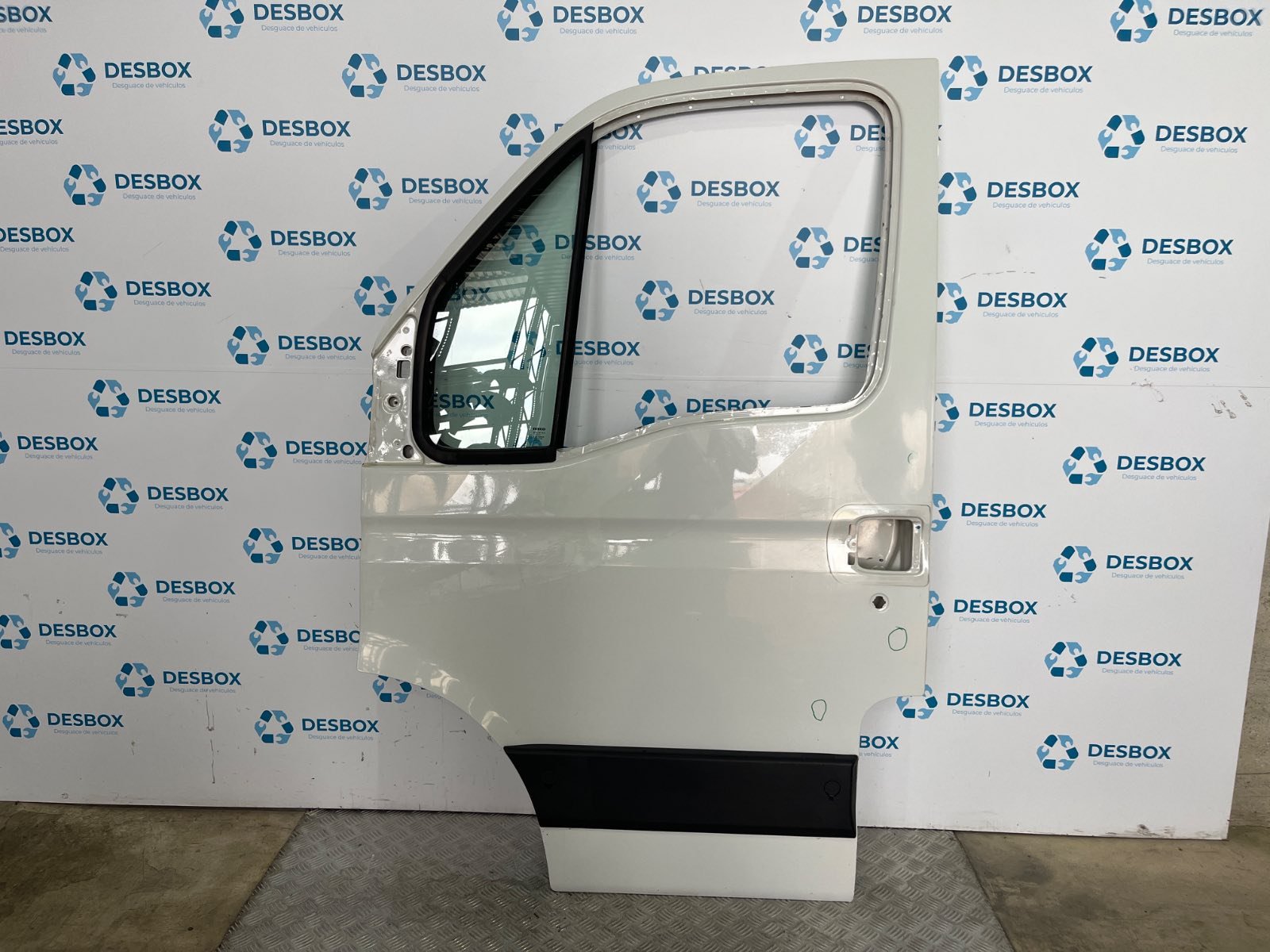 PUERTA DELANTERA IZQUIERDA IVECO DAILY VI Caja/Chasis - recambio desguace
