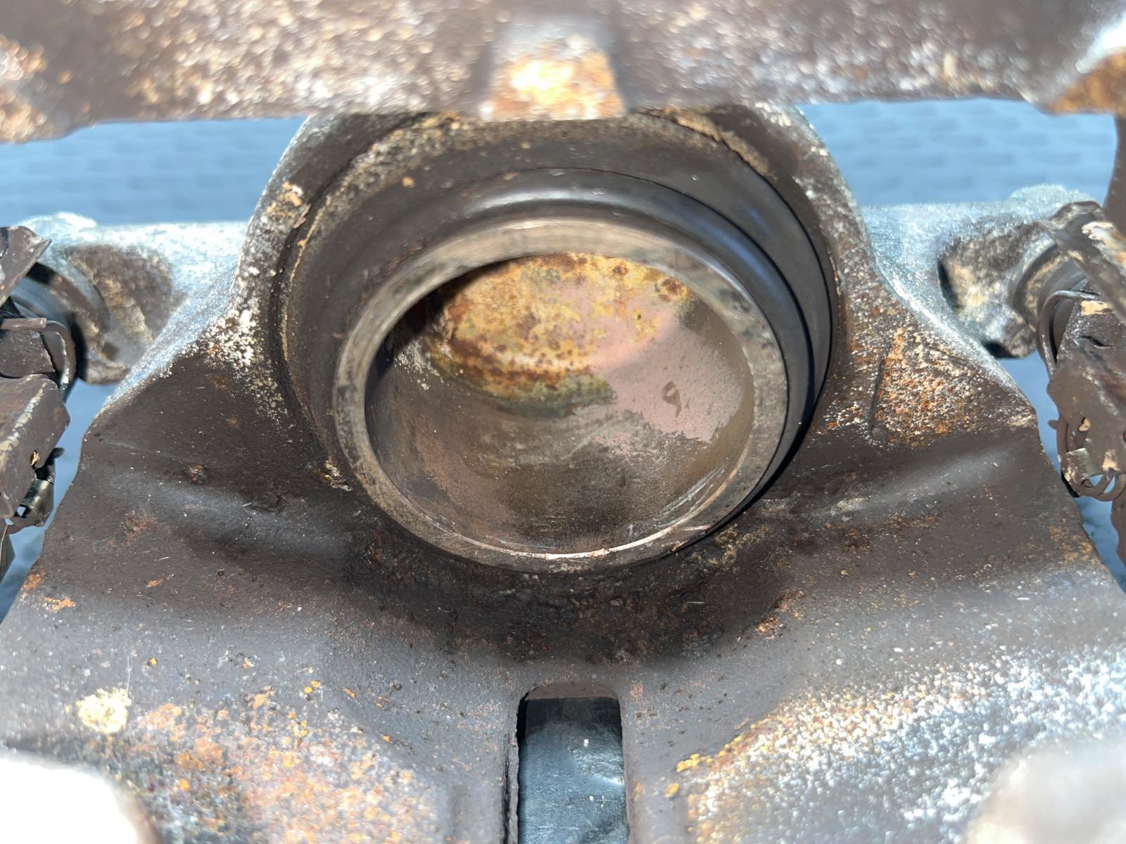 PINZA DE FRENO DELANTERA DERECHA NISSAN QASHQAI (J11) - recambio desguace - vista 5