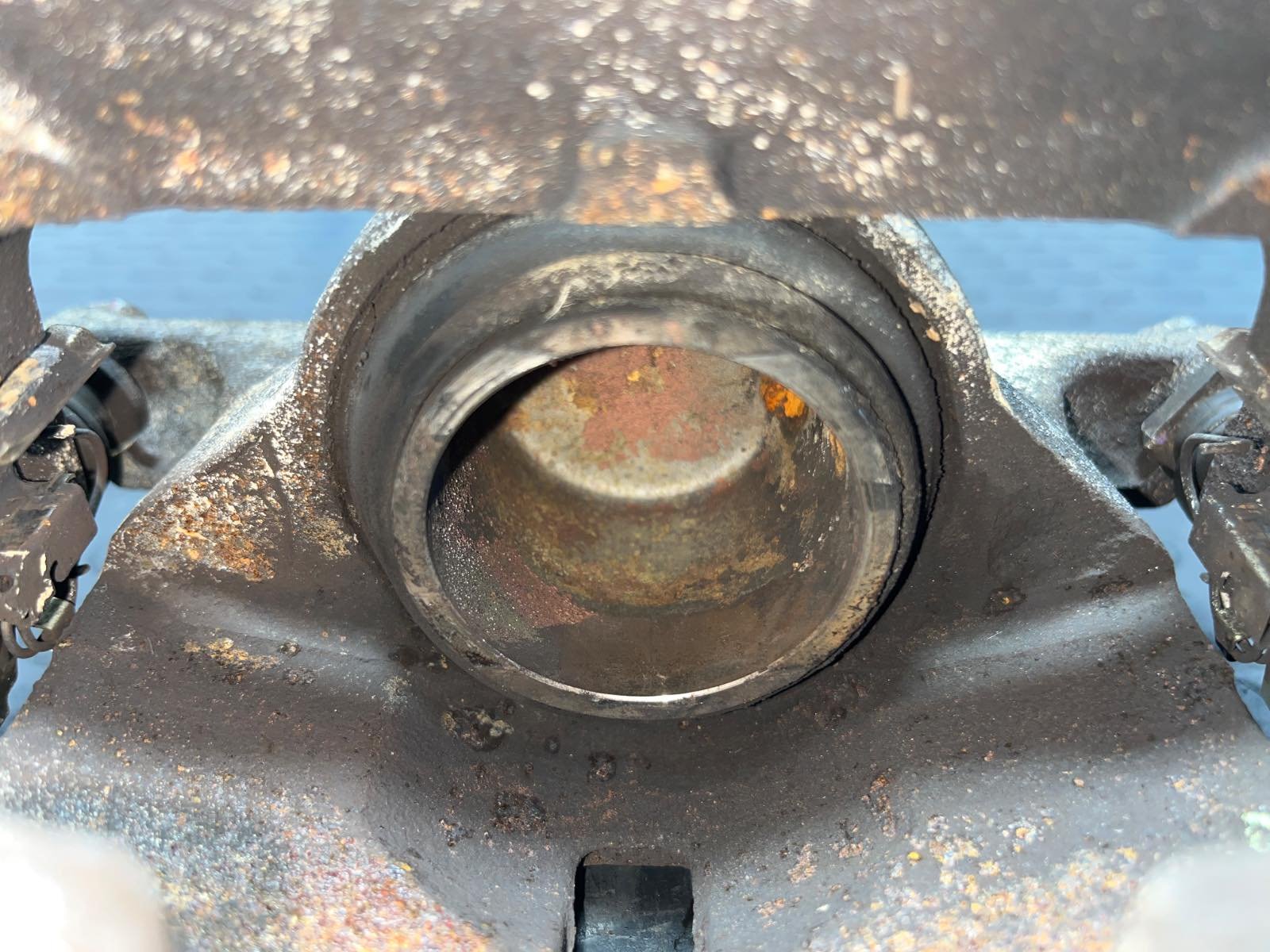 PINZA DE FRENO DELANTERA IZQUIERDA NISSAN QASHQAI (J11) - recambio desguace - vista 5