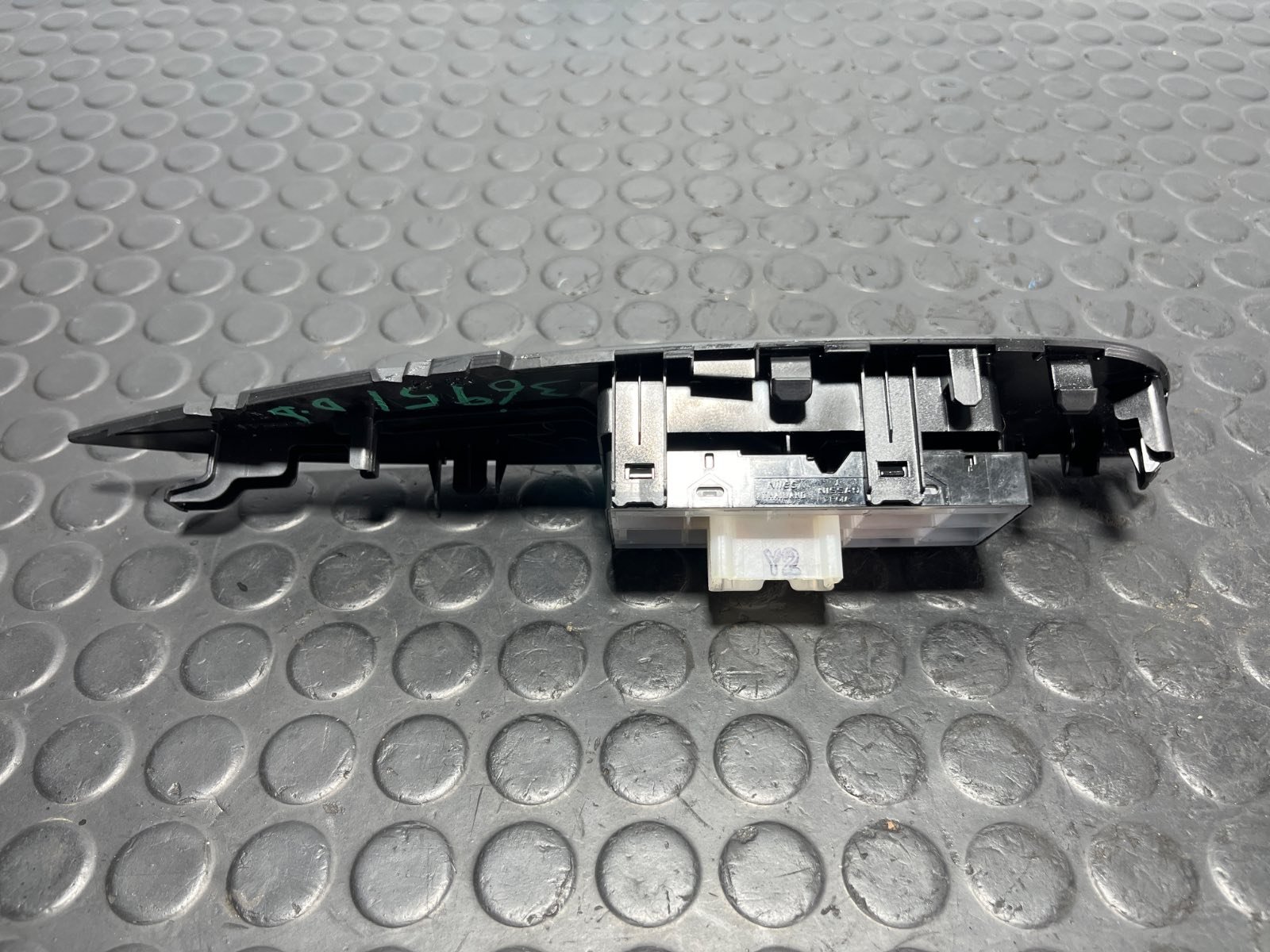 MANDO ELEVALUNAS DELANTERO DERECHO NISSAN QASHQAI (J11) - recambio desguace - vista 4