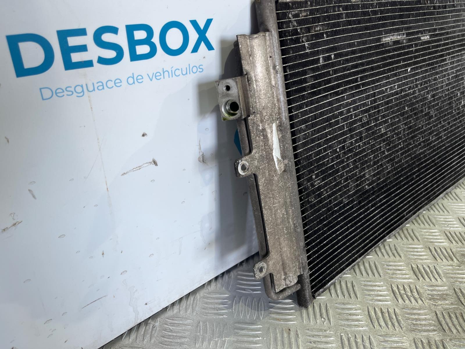 CONDENSADOR / RADIADOR  AIRE ACONDICIONADO IVECO DAILY VI Caja/Chasis - recambio desguace - vista 2
