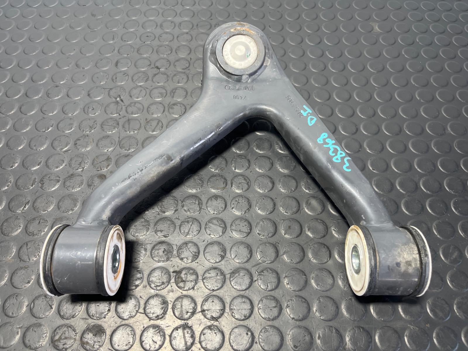 BRAZO IZQUIERDO SUPERIOR DELANTERO IVECO DAILY VI Caja/Chasis - recambio desguace - vista 3