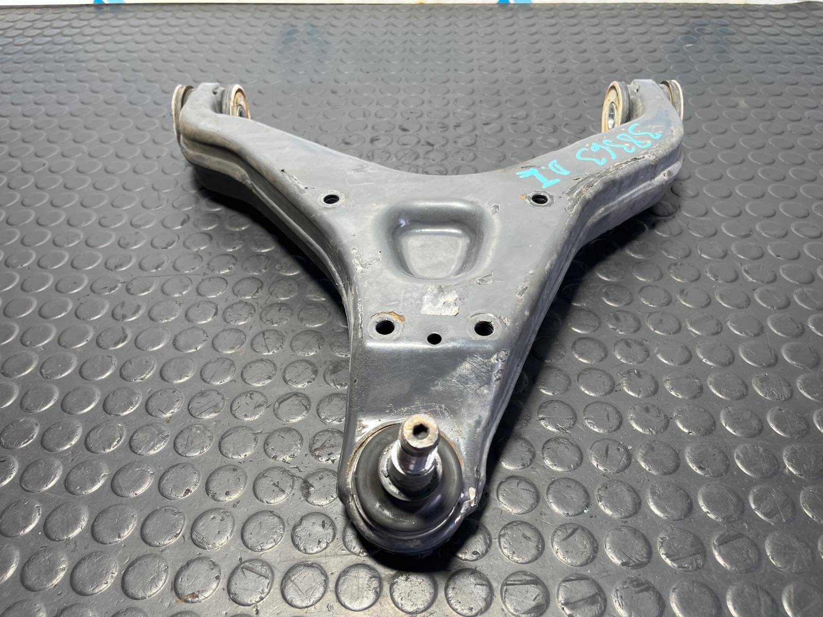 BRAZO IZQUIERDO INFERIOR DELANTERO IVECO DAILY VI Caja/Chasis - recambio desguace