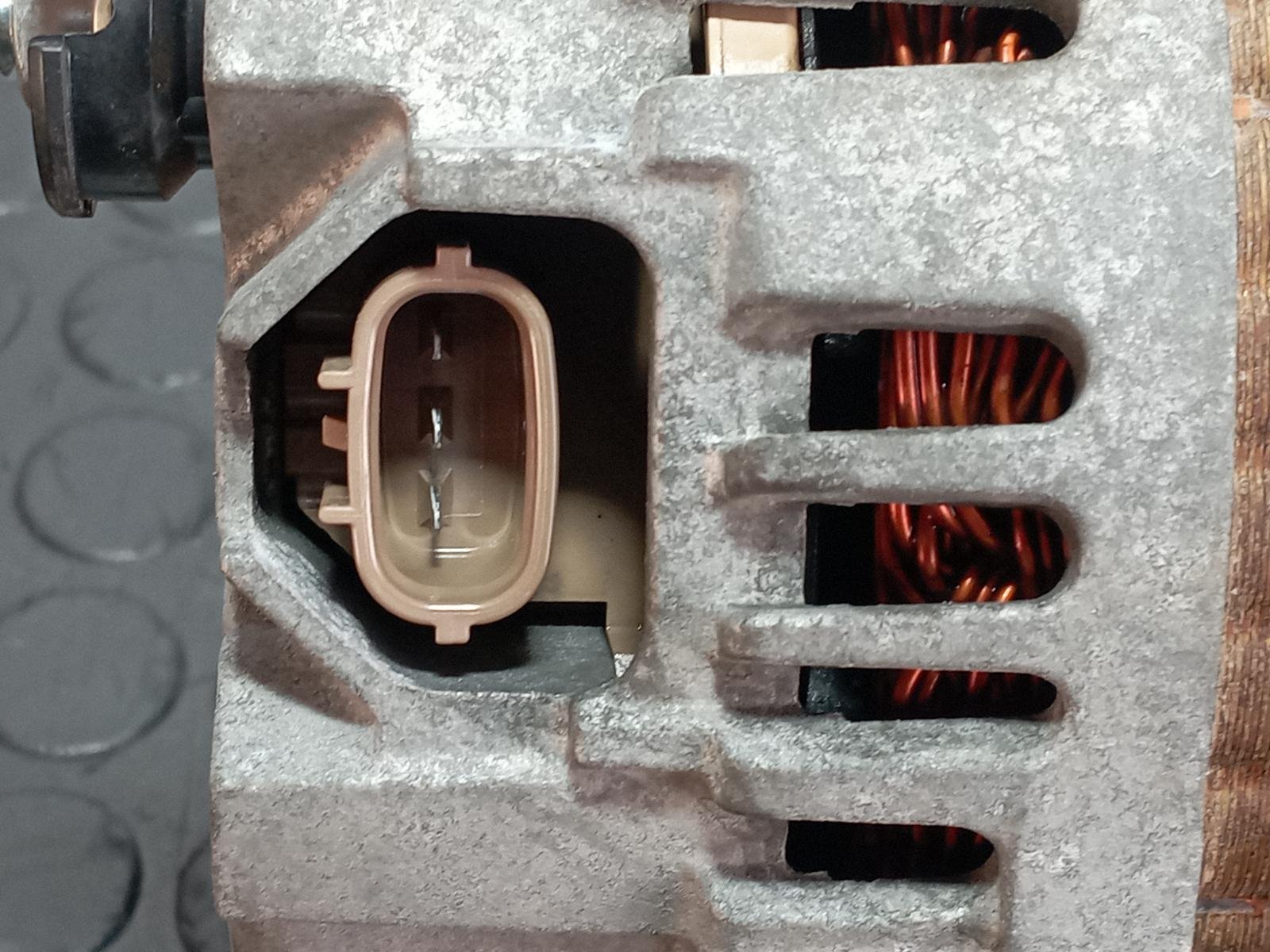 ALTERNADOR NISSAN JUKE (F15) - recambio desguace - vista 4
