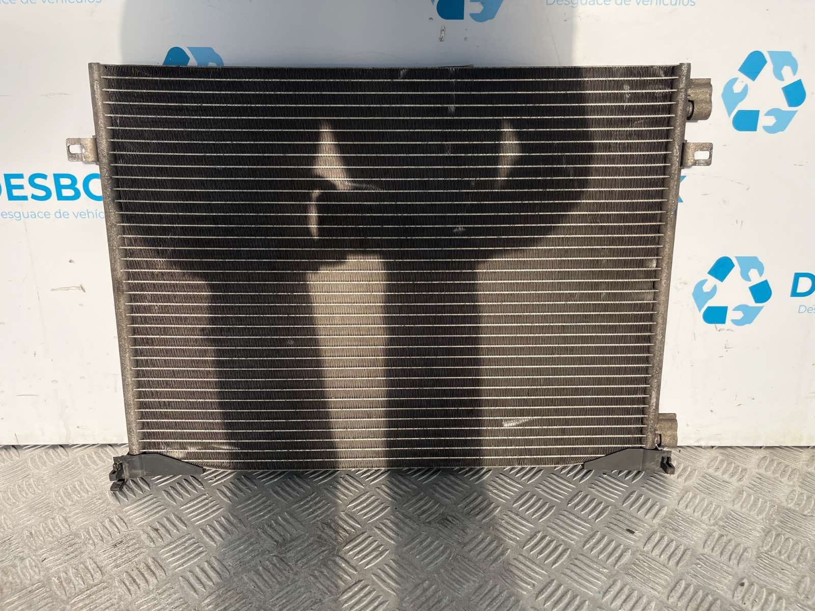 CONDENSADOR / RADIADOR  AIRE ACONDICIONADO RENAULT TRAFIC COMBI (AB 4.01) - recambio desguace - vista 3