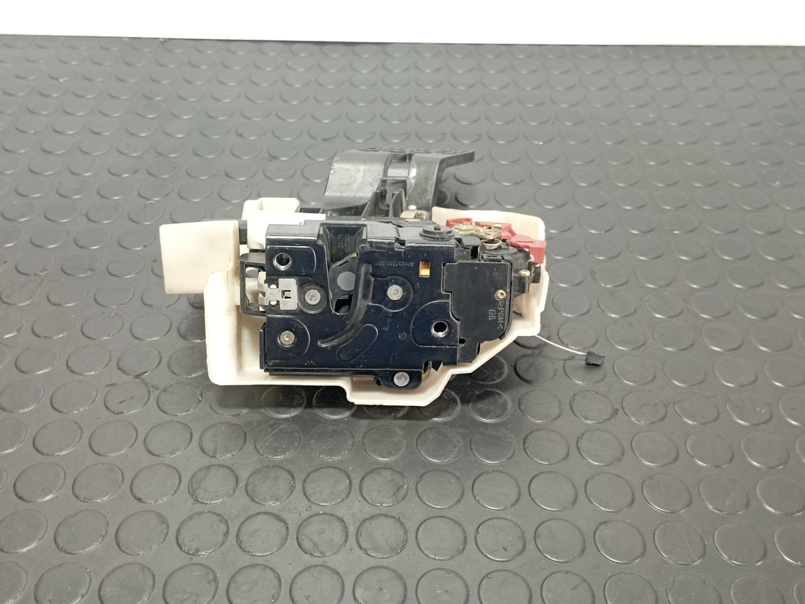 CERRADURA PUERTA TRASERA DERECHA VOLKSWAGEN TOUAREG (7LA) - recambio desguace - vista 3