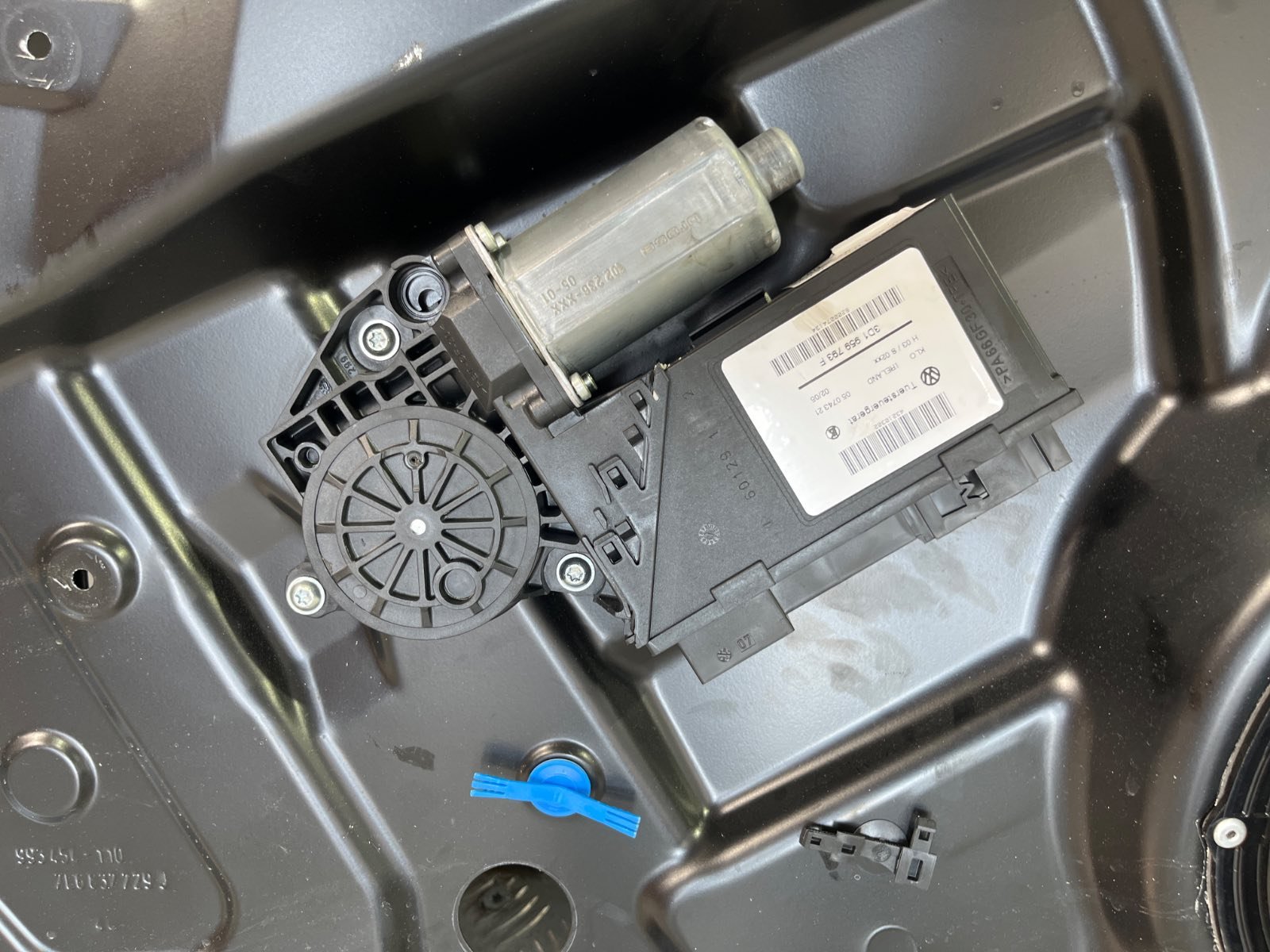 ELEVALUNAS DELANTERO IZQUIERDO VOLKSWAGEN TOUAREG (7LA) - recambio desguace - vista 2