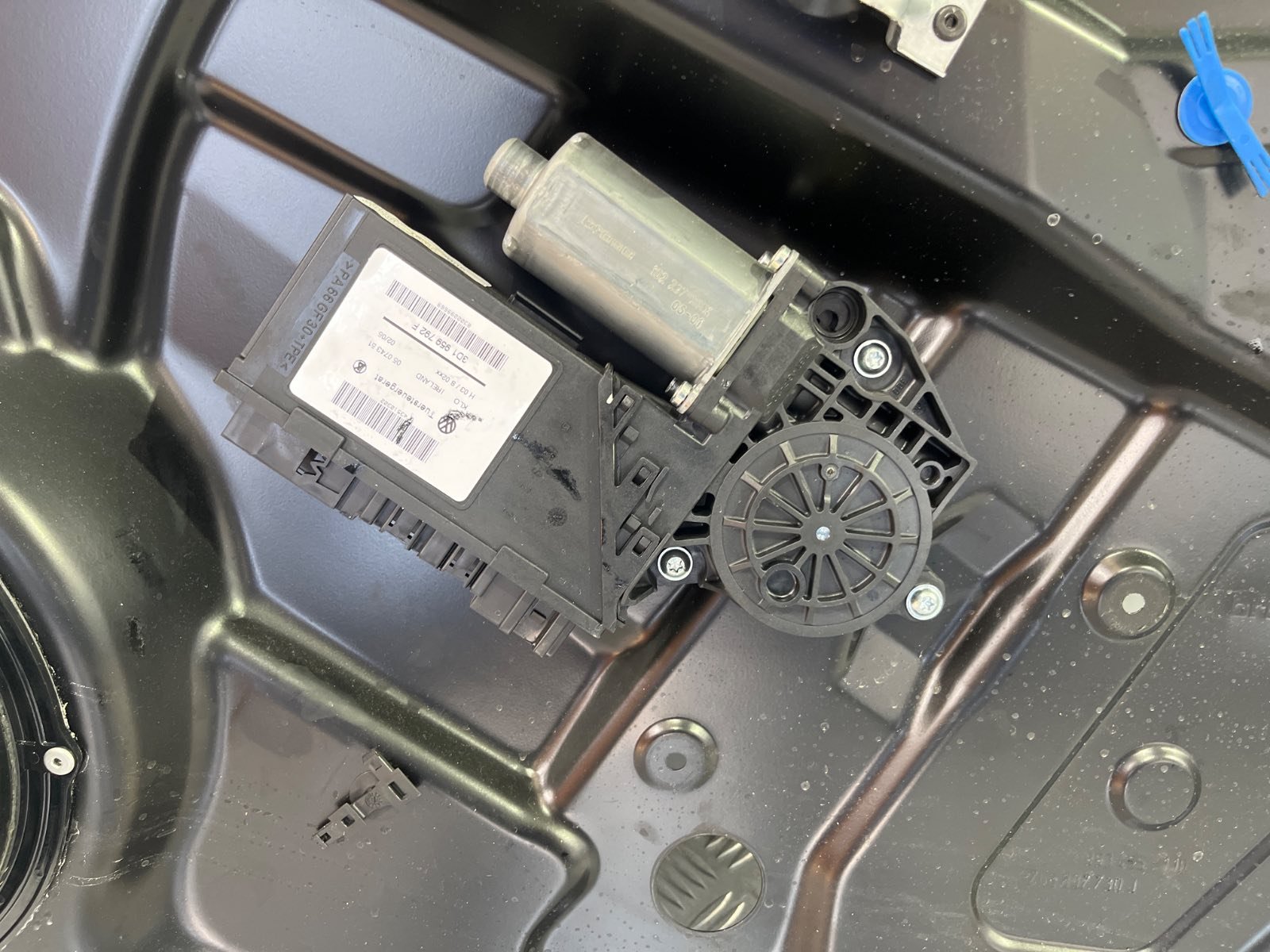 ELEVALUNAS DELANTERO DERECHO VOLKSWAGEN TOUAREG (7LA) - recambio desguace - vista 2