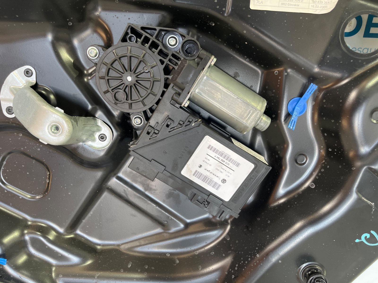 ELEVALUNAS TRASERO DERECHO VOLKSWAGEN TOUAREG (7LA) - recambio desguace - vista 2
