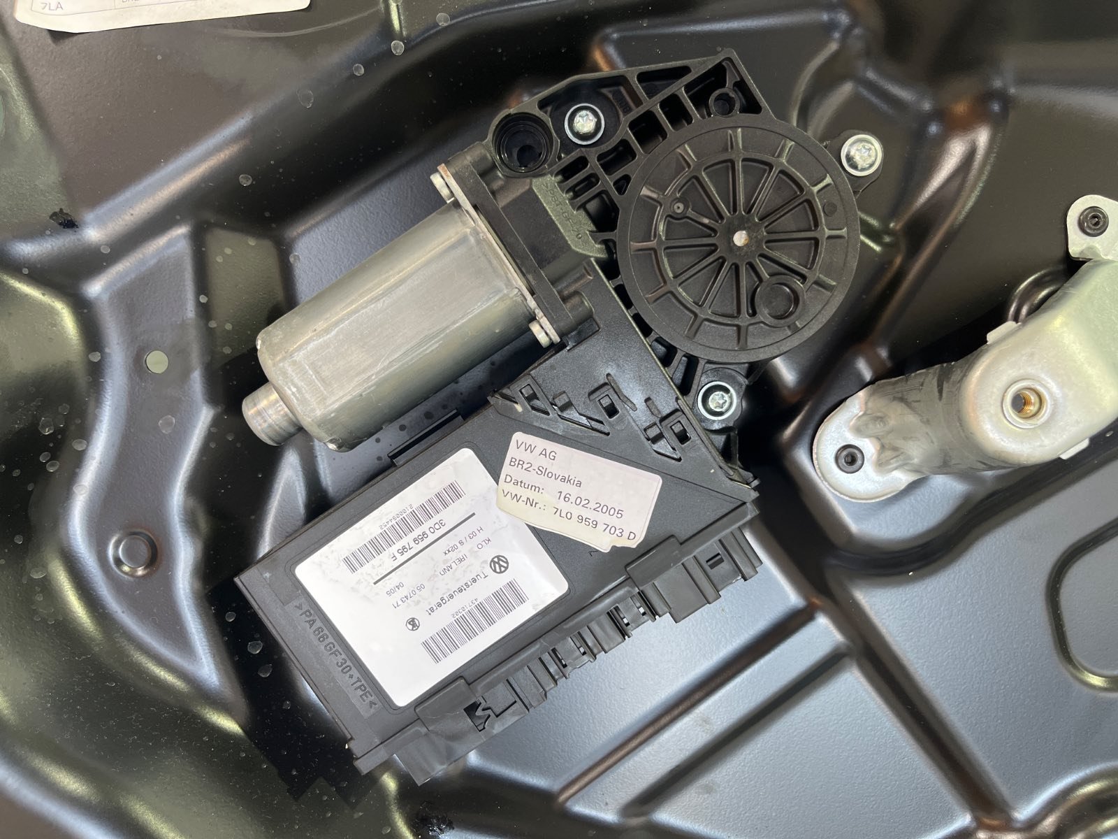 ELEVALUNAS TRASERO IZQUIERDO VOLKSWAGEN TOUAREG (7LA) - recambio desguace - vista 2