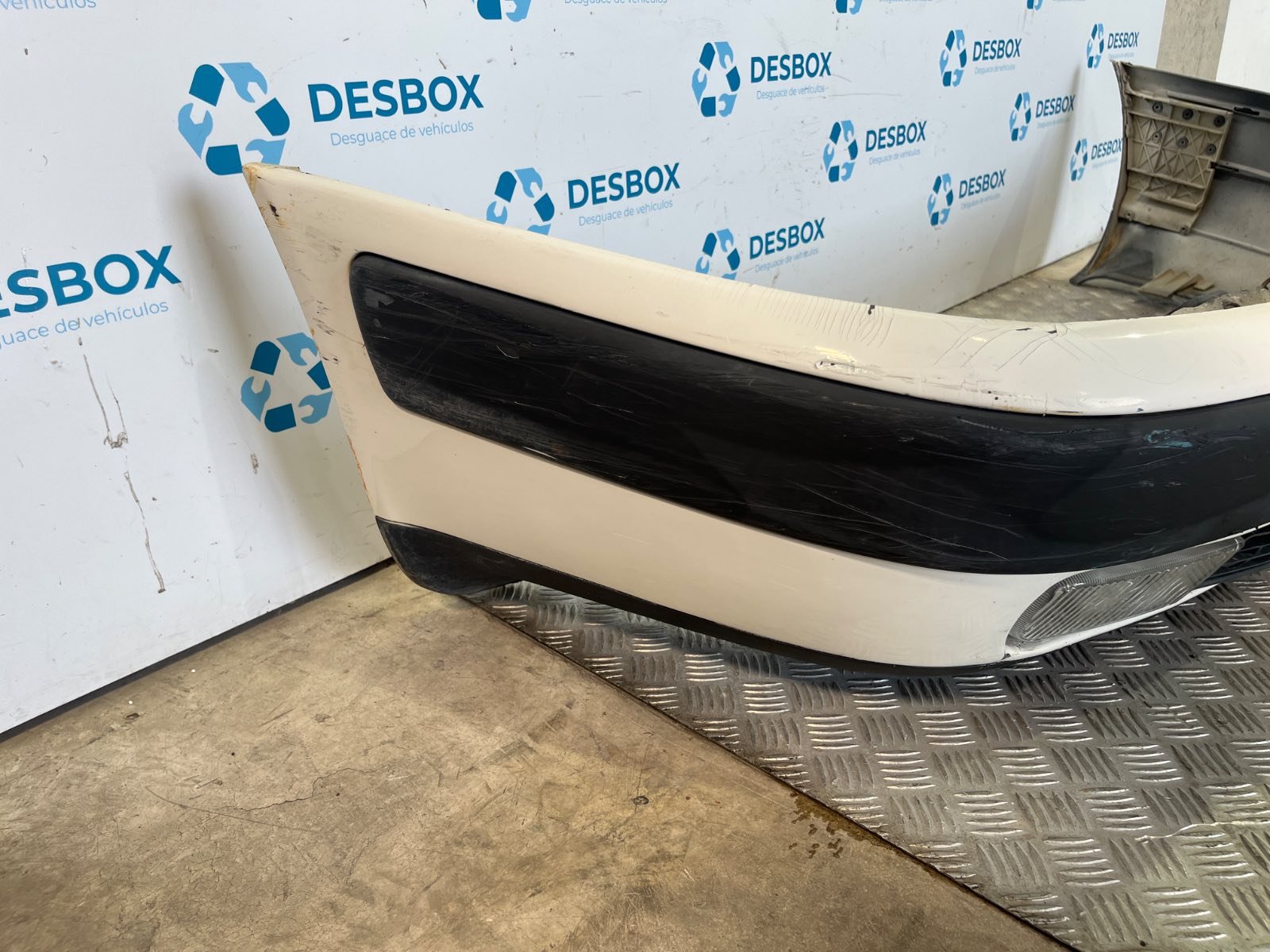 PARAGOLPES DELANTERO AUDI 100 C4 Sedán - recambio desguace - vista 2