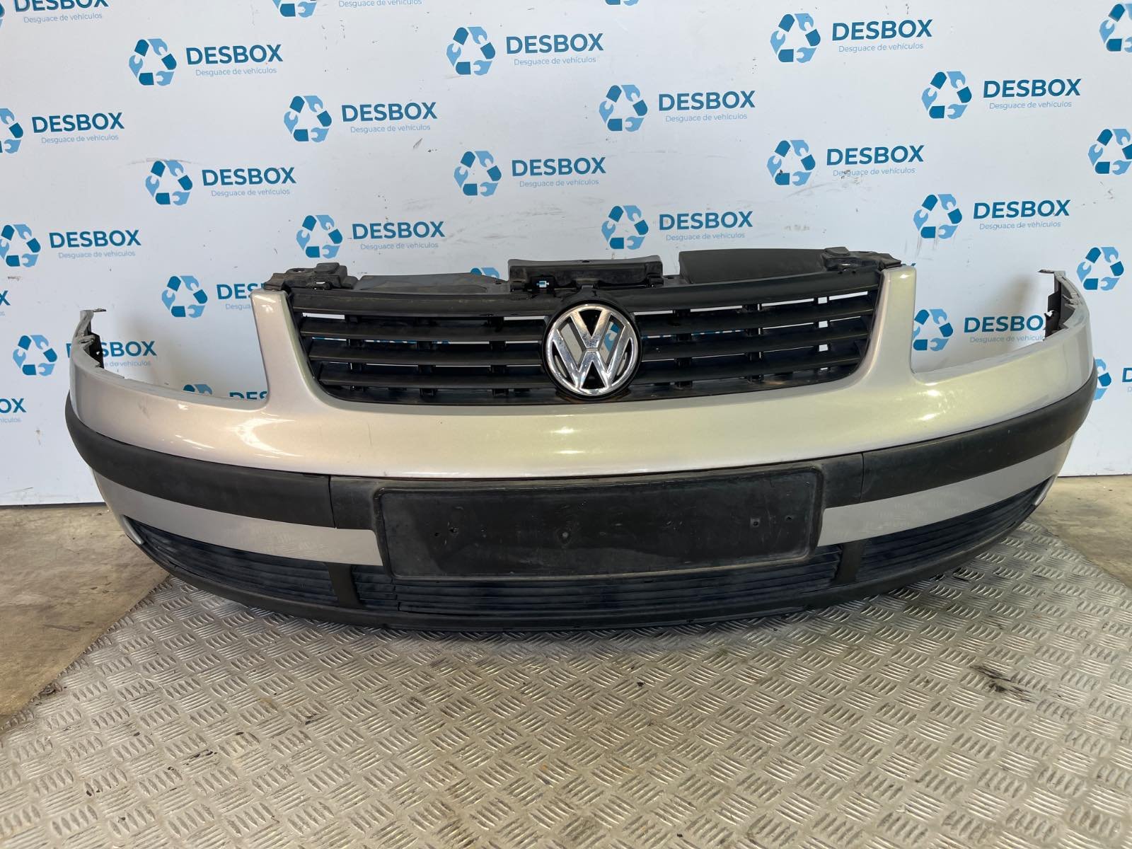 Recambio de PARAGOLPES DELANTERO para VOLKSWAGEN PASSAT BERLINA (3B2) 1.9 TDI AFN - GRIS