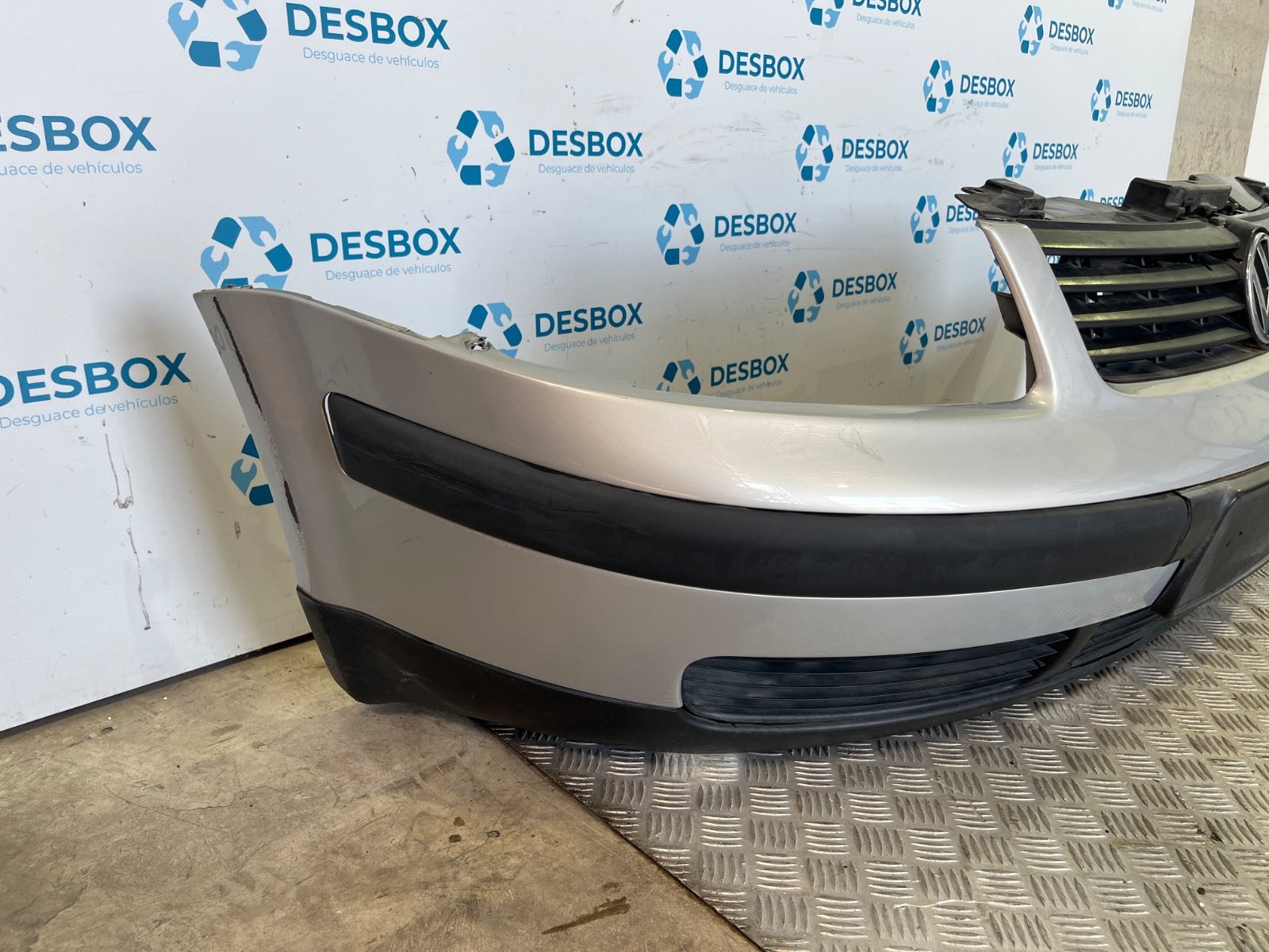 Recambio de PARAGOLPES DELANTERO para VOLKSWAGEN PASSAT BERLINA (3B2) 1.9 TDI AFN - GRIS 2