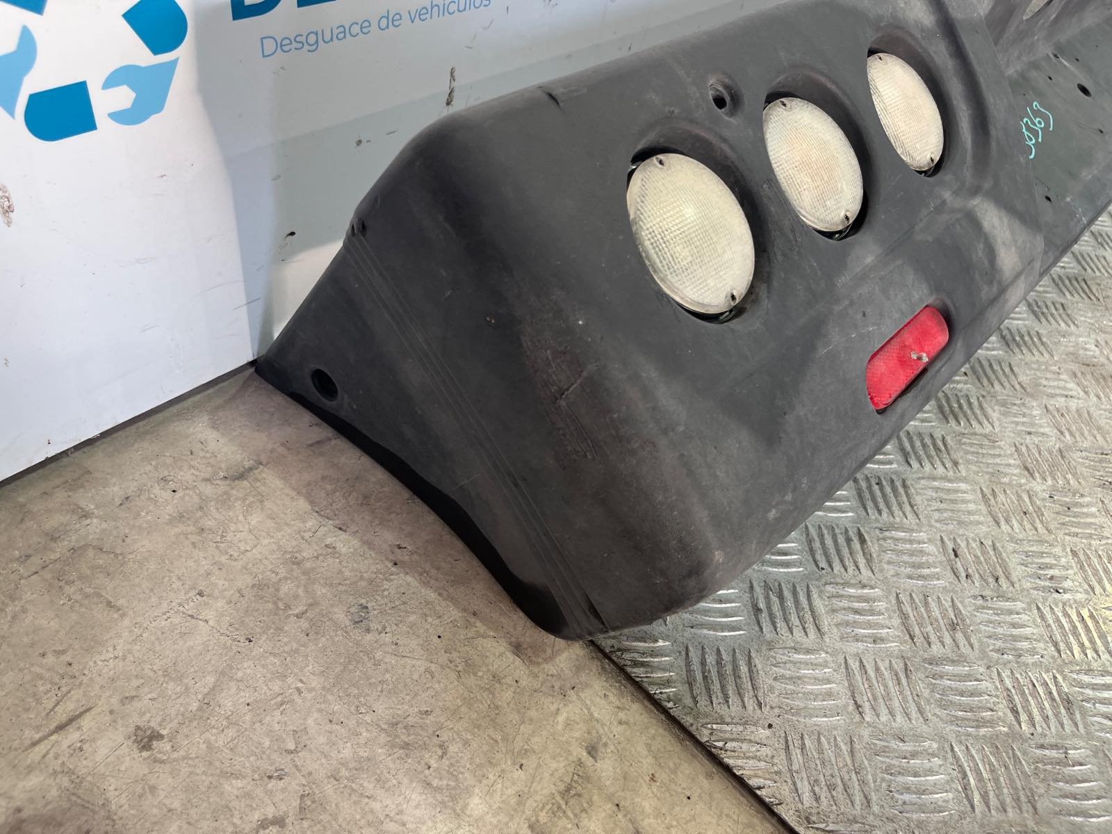 PARAGOLPES TRASERO PIAGGIO (VESPA) PORTER Caja/Chasis - recambio desguace - vista 2
