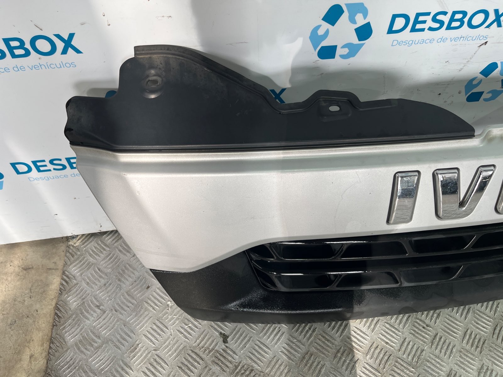 REJILLA DELANTERA IVECO DAILY VI Caja/Chasis - recambio desguace - vista 2
