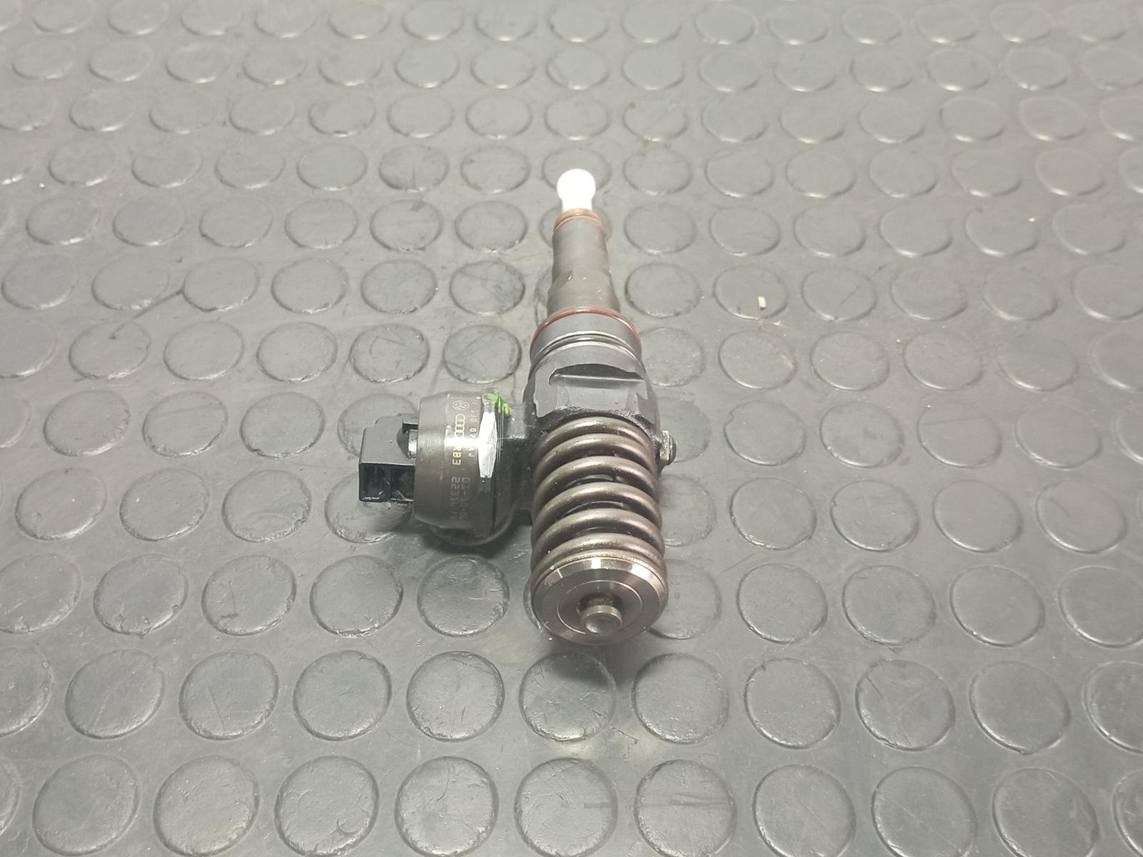 Recambio de INYECTOR para VOLKSWAGEN PASSAT BERLINA (3B2) Comfortline syncro / 4Motion AVG referencia OEM IAM 038130073AJ - BLANCO