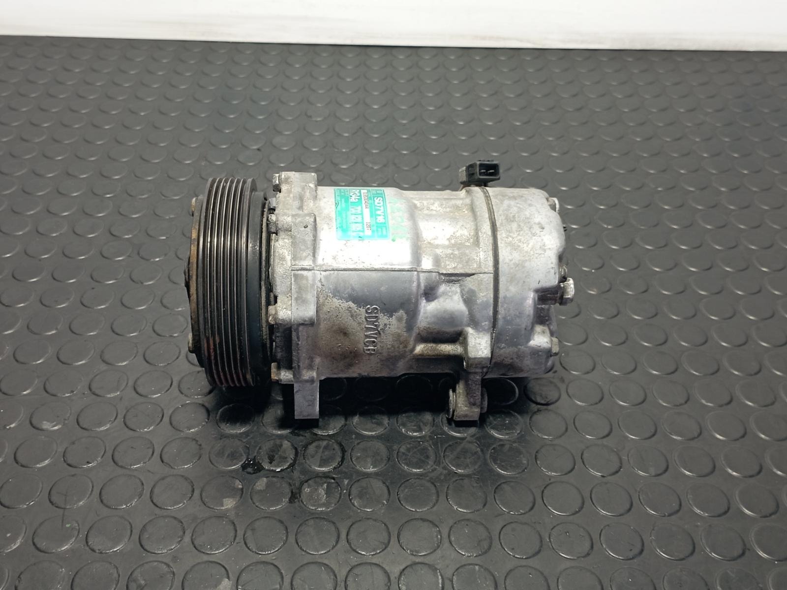 Recambio de COMPRESOR AIRE ACONDICIONADO para VOLKSWAGEN LT CAJA CERRADA / COMBI (MOD. 1997) FURGON 2.8 TDI ATA referencia OEM IAM 7D0820805C - BLANCO 4