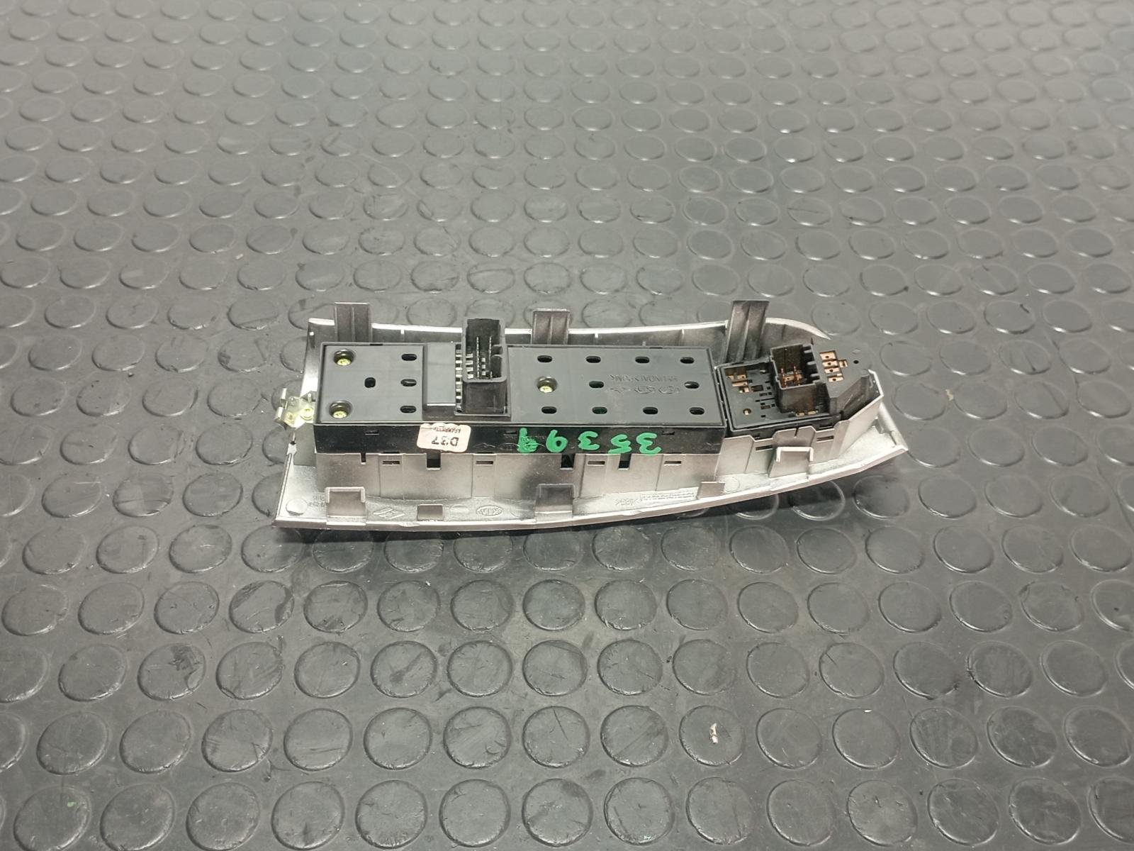 MANDO ELEVALUNAS DELANTERO IZQUIERDO KIA SPORTAGE - recambio desguace - vista 3