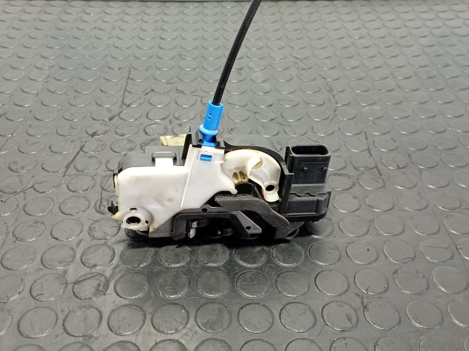 Recambio de CERRADURA PUERTA DELANTERA DERECHA para OPEL ASTRA J LIM. * D-A17DTR referencia OEM IAM 13579523  - NEGRO 2