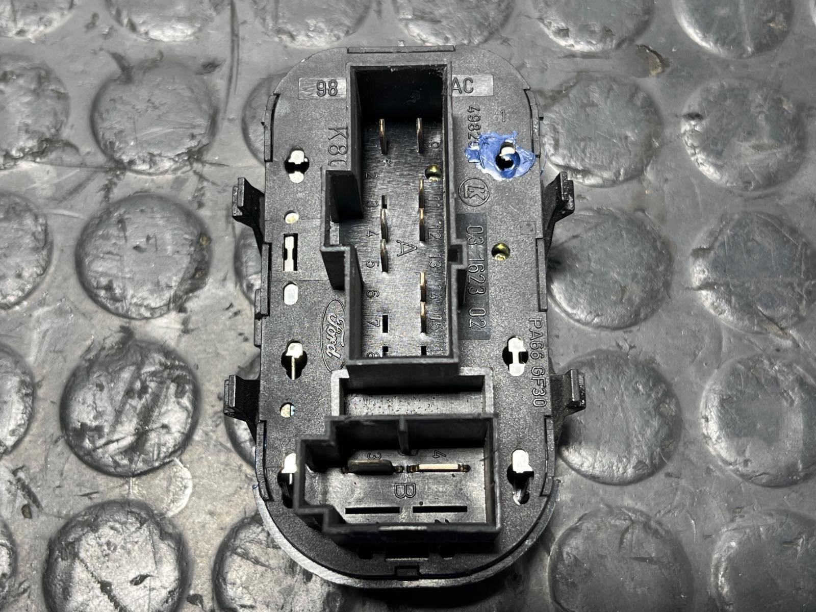 MANDO ELEVALUNAS DELANTERO IZQUIERDO FORD FOCUS BERLINA (CAK) - recambio desguace - vista 3