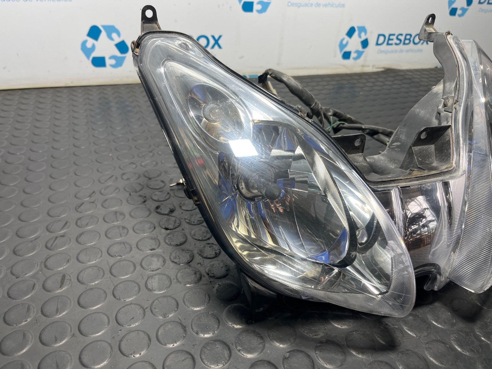 Recambio de FARO  para YAMAHA X-MAX 250 * referencia OEM IAM 10553600 - ROJO 2