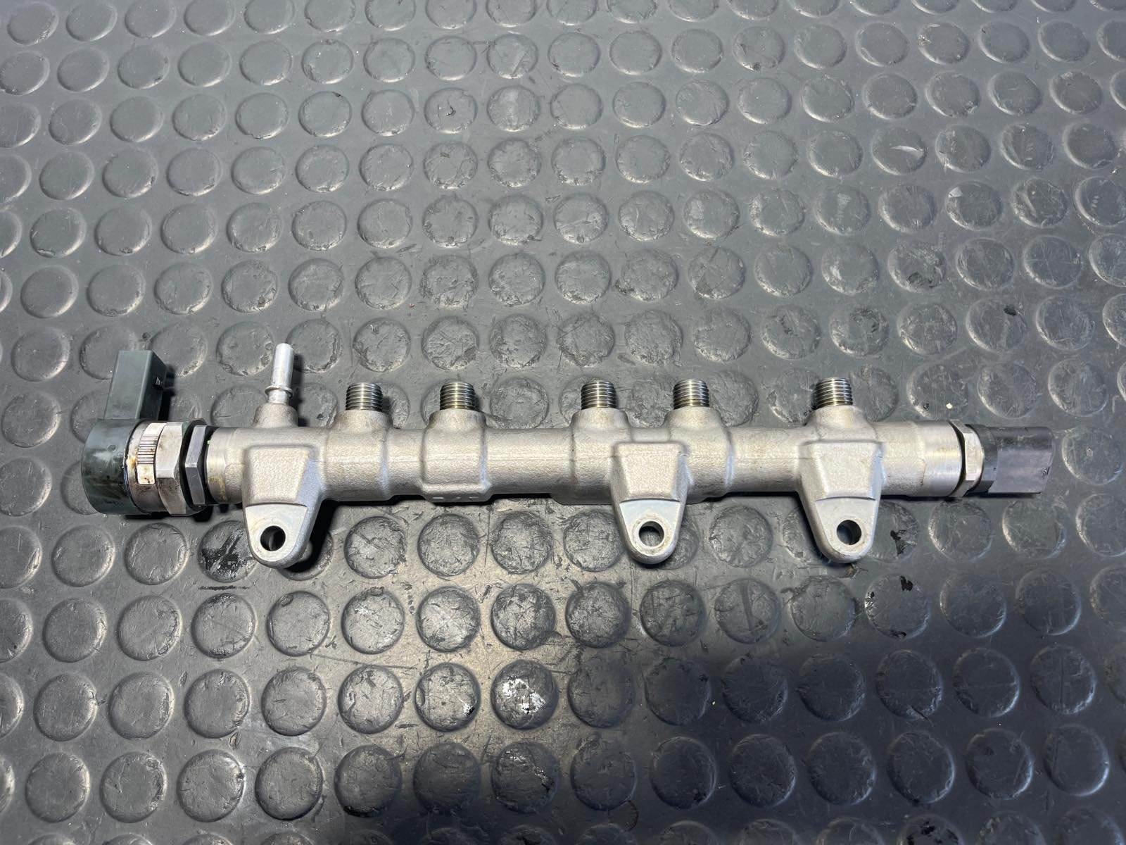 RAMPA INYECTORA BMW SERIE X1 (F48) - recambio desguace - vista 2