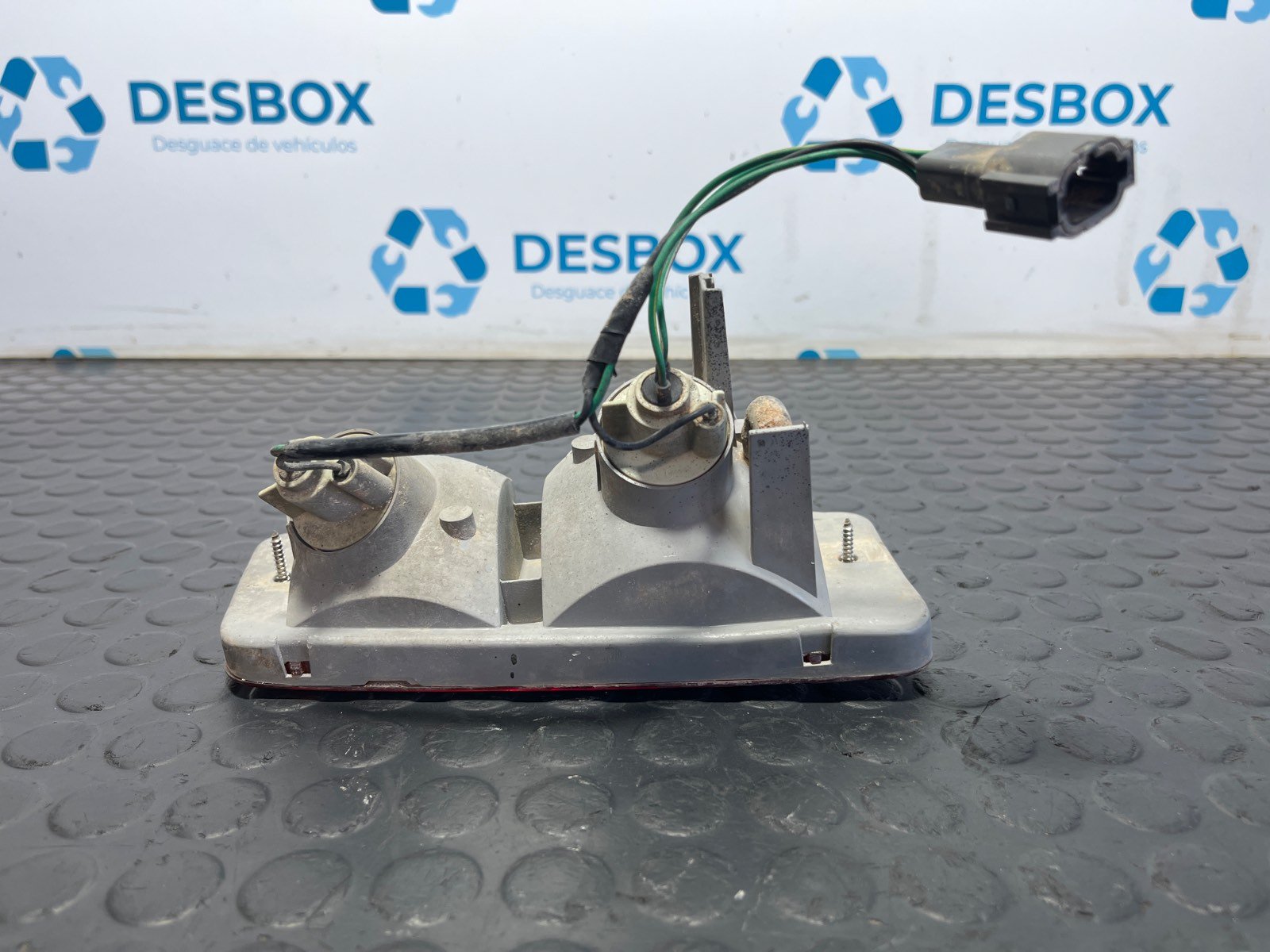 PILOTO TRASERO DERECHO PARAGOLPES NISSAN PATROL GR (Y60) - recambio desguace - vista 3