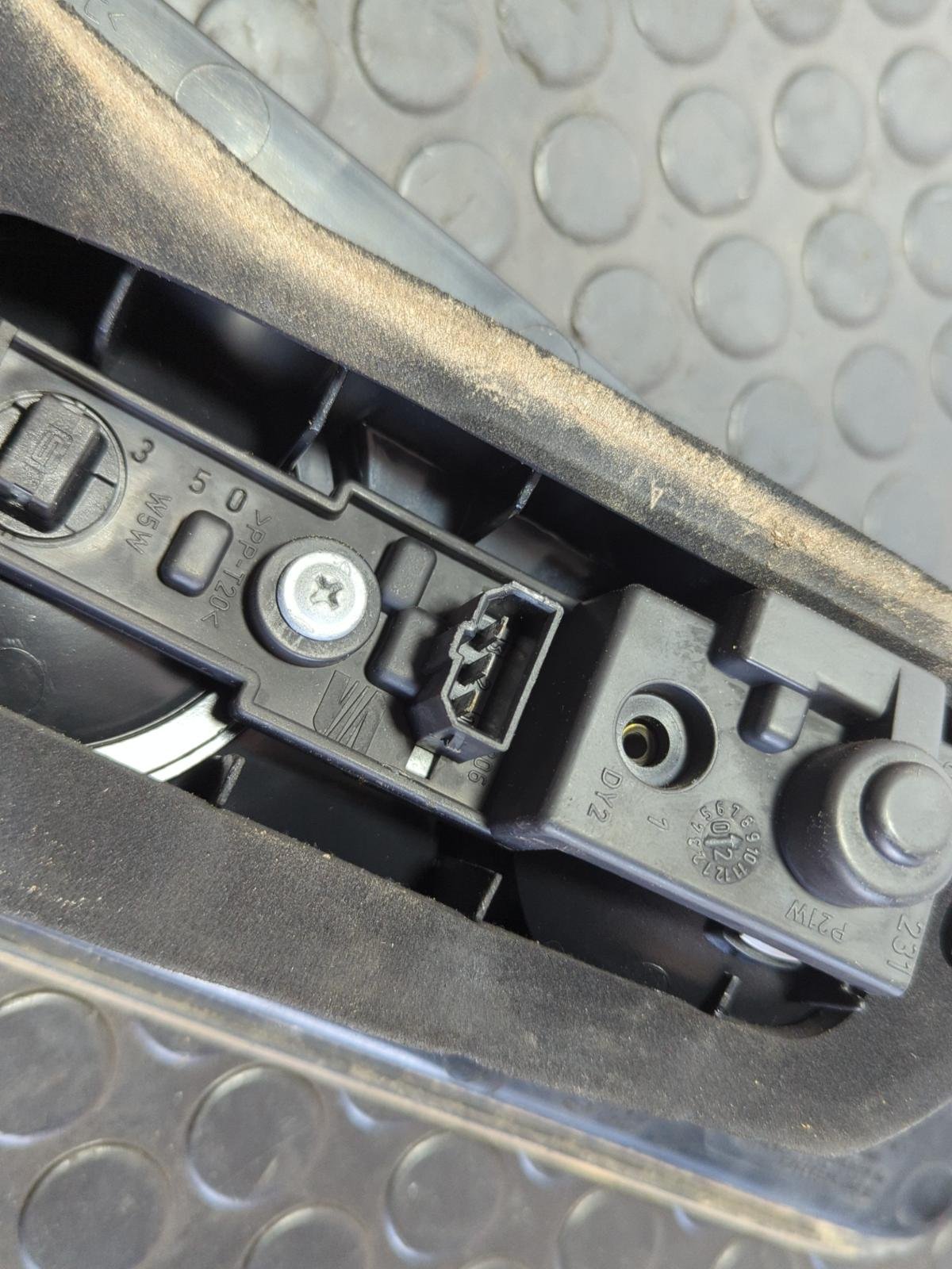 PILOTO PORTON DERECHO SEAT IBIZA (6L1) - recambio desguace - vista 3