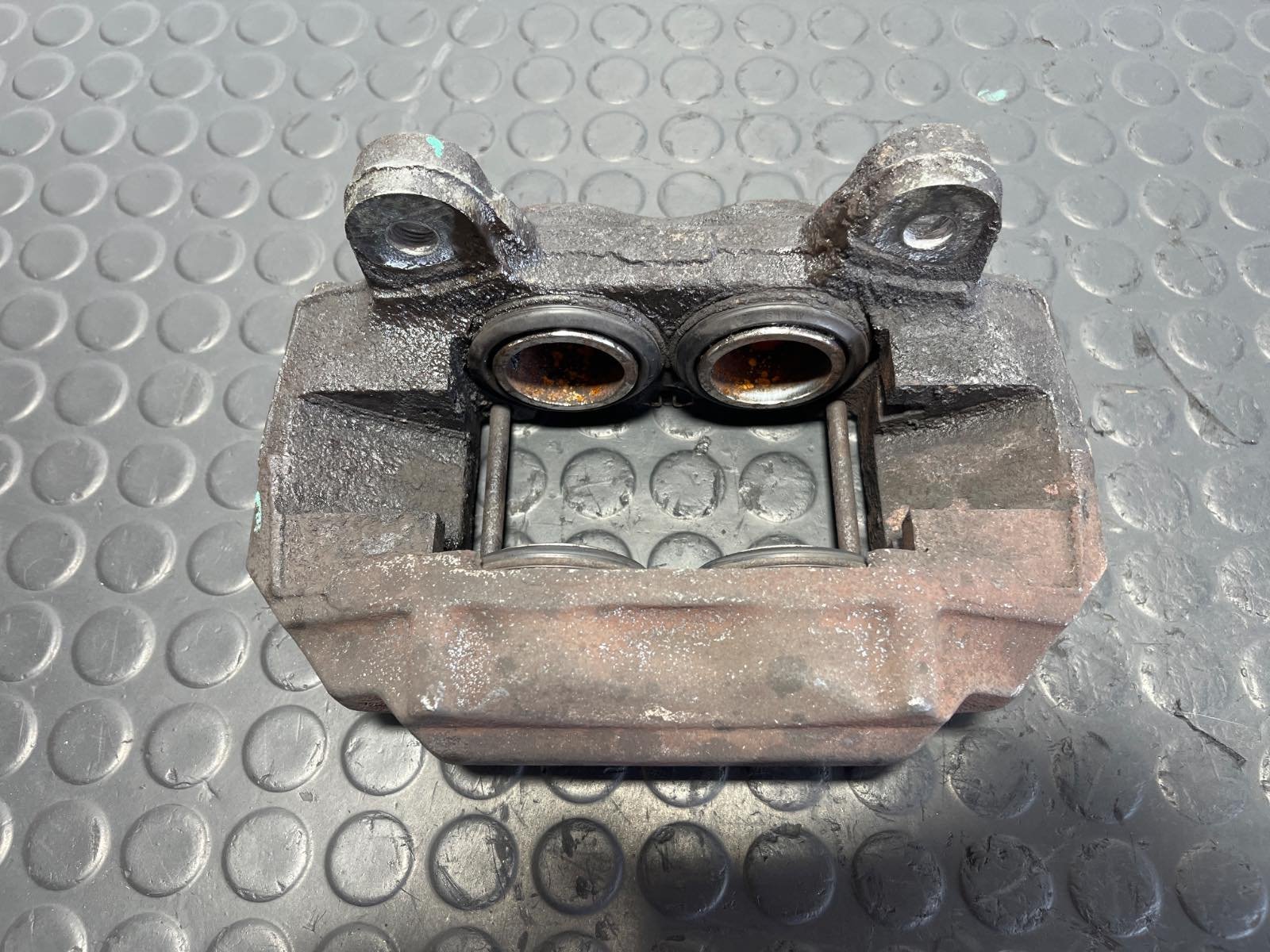 PINZA DE FRENO DELANTERA IZQUIERDA TOYOTA LAND CRUISER HDJ80 - recambio desguace - vista 4