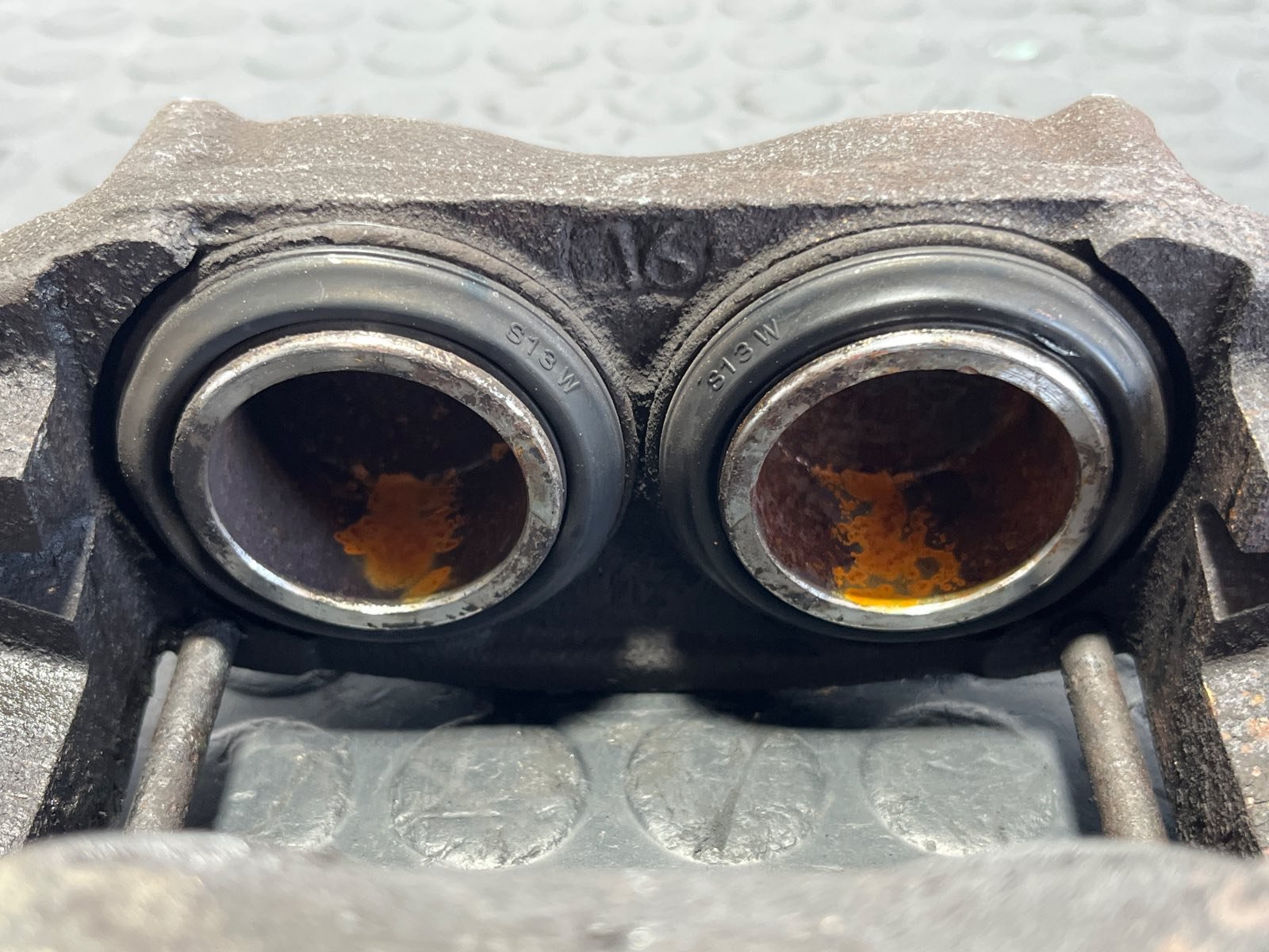 PINZA DE FRENO DELANTERA DERECHA TOYOTA LAND CRUISER HDJ80 - recambio desguace - vista 6