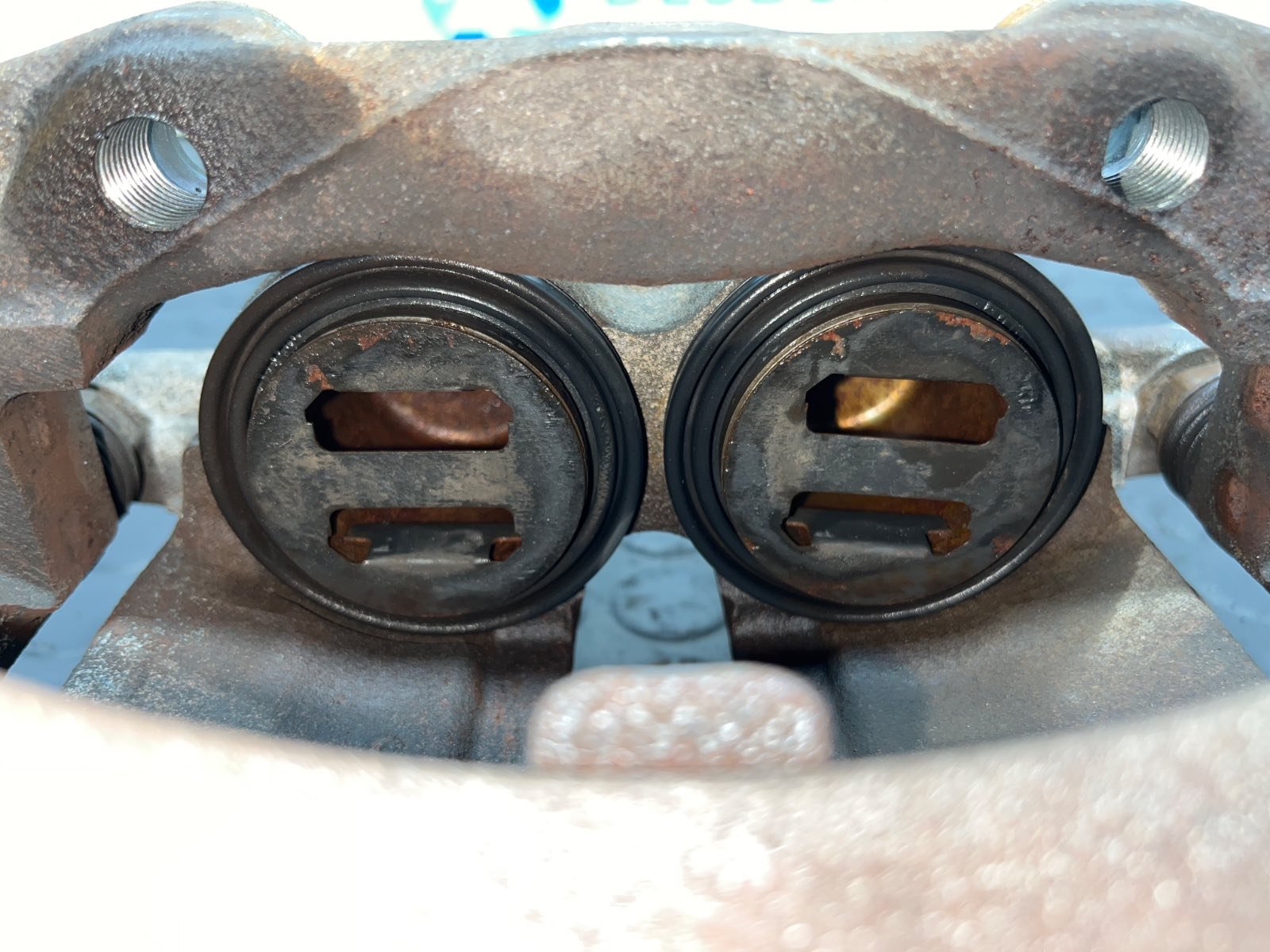 PINZA DE FRENO DELANTERA IZQUIERDA NISSAN TERRANO/TERRANO.II (R20) - recambio desguace - vista 5