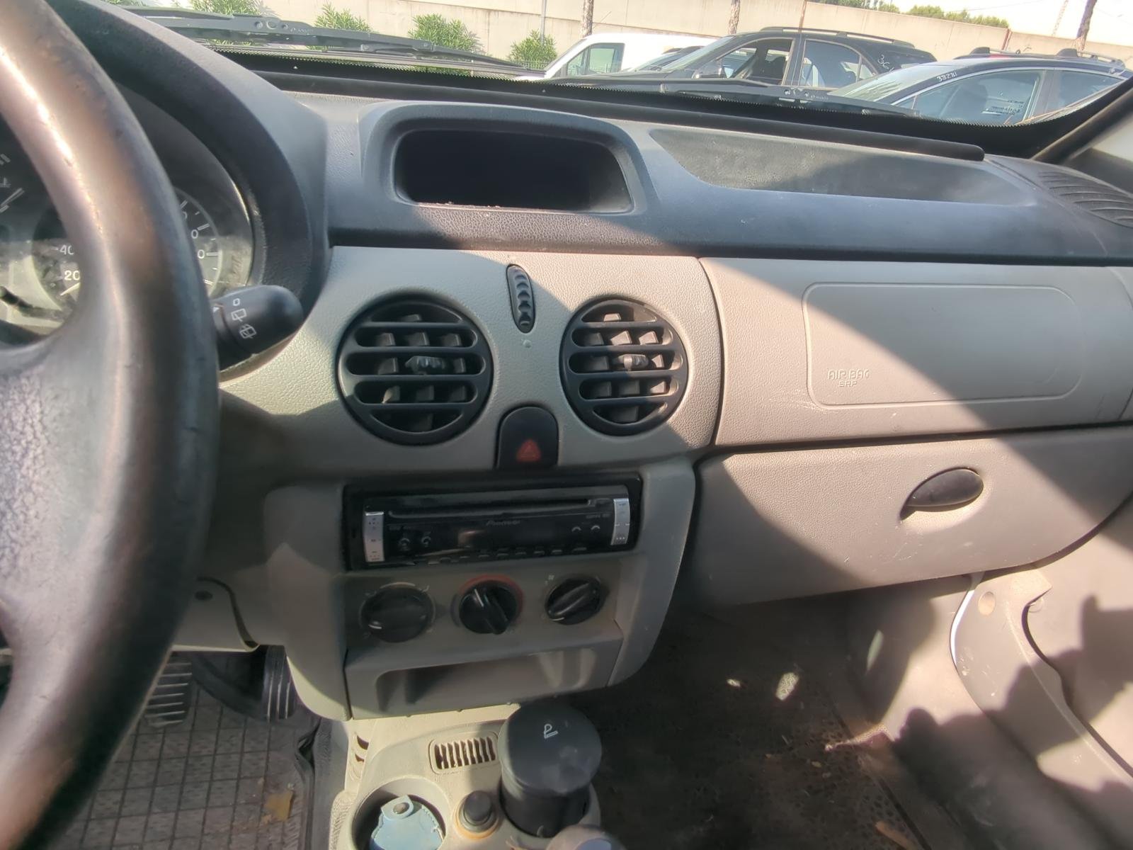 REJILLA DELANTERA RENAULT KANGOO (F/KC0) - recambio desguace - vista 9